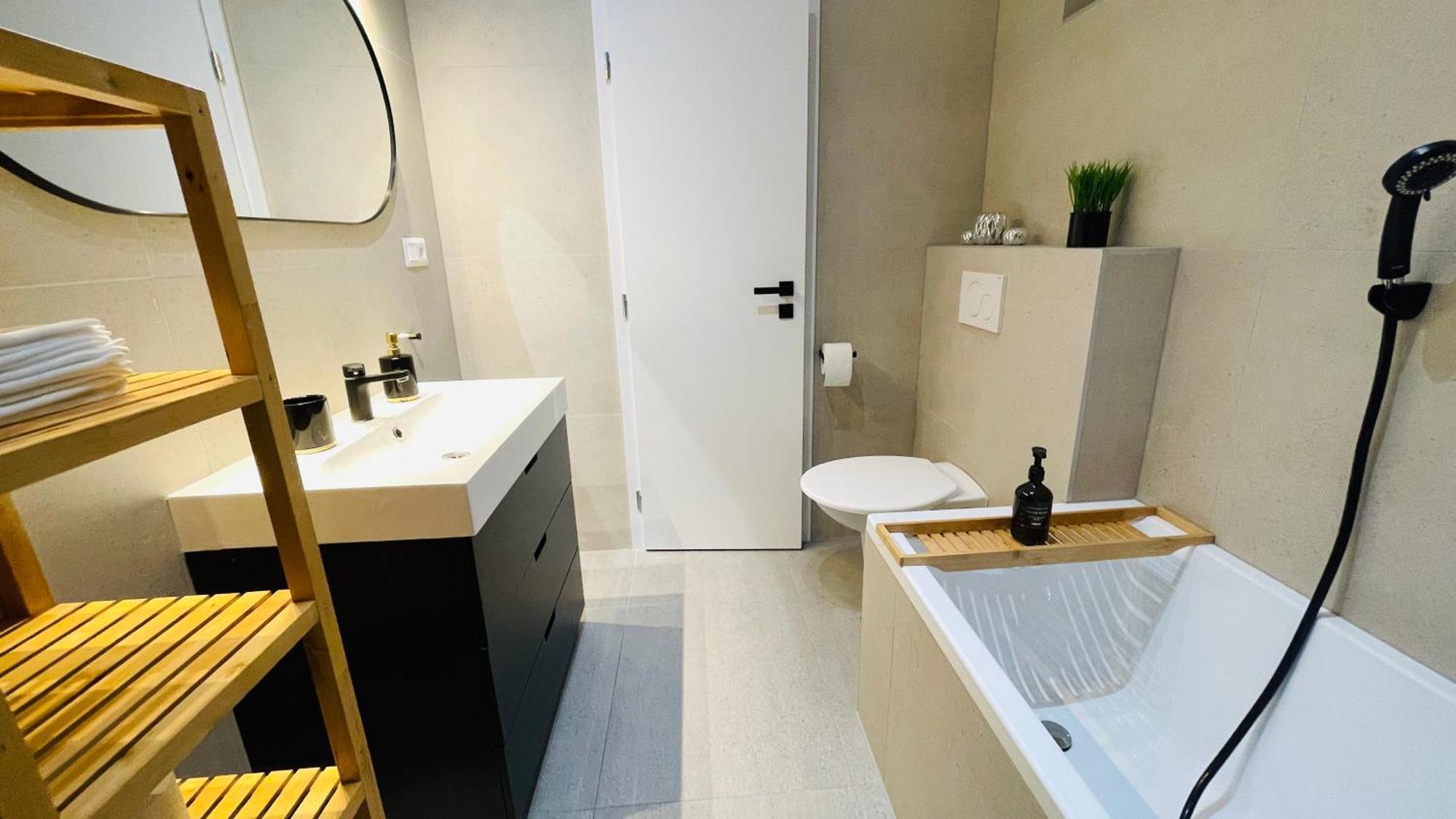 House Flow, 3 Room, Free 2 Parking 布拉迪斯拉发 外观 照片