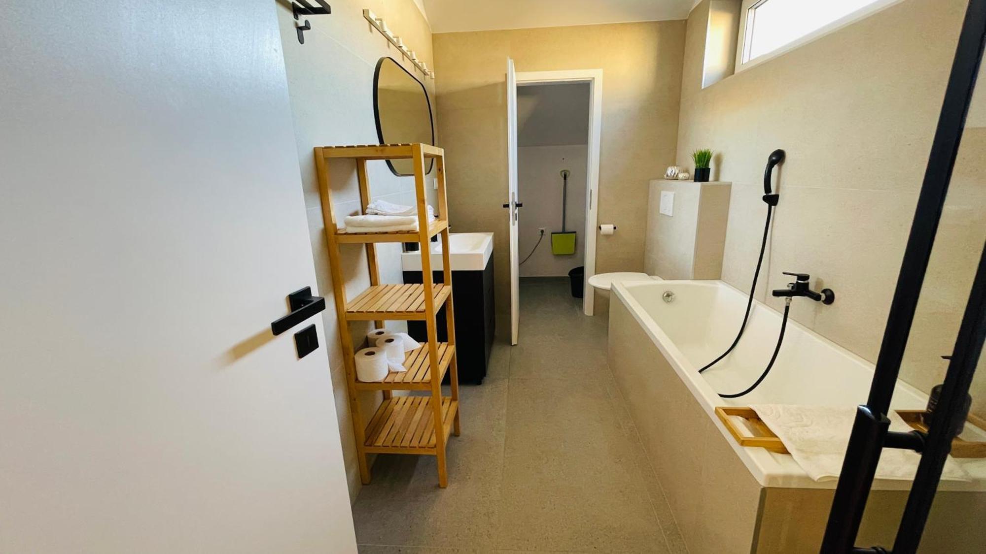 House Flow, 3 Room, Free 2 Parking 布拉迪斯拉发 外观 照片
