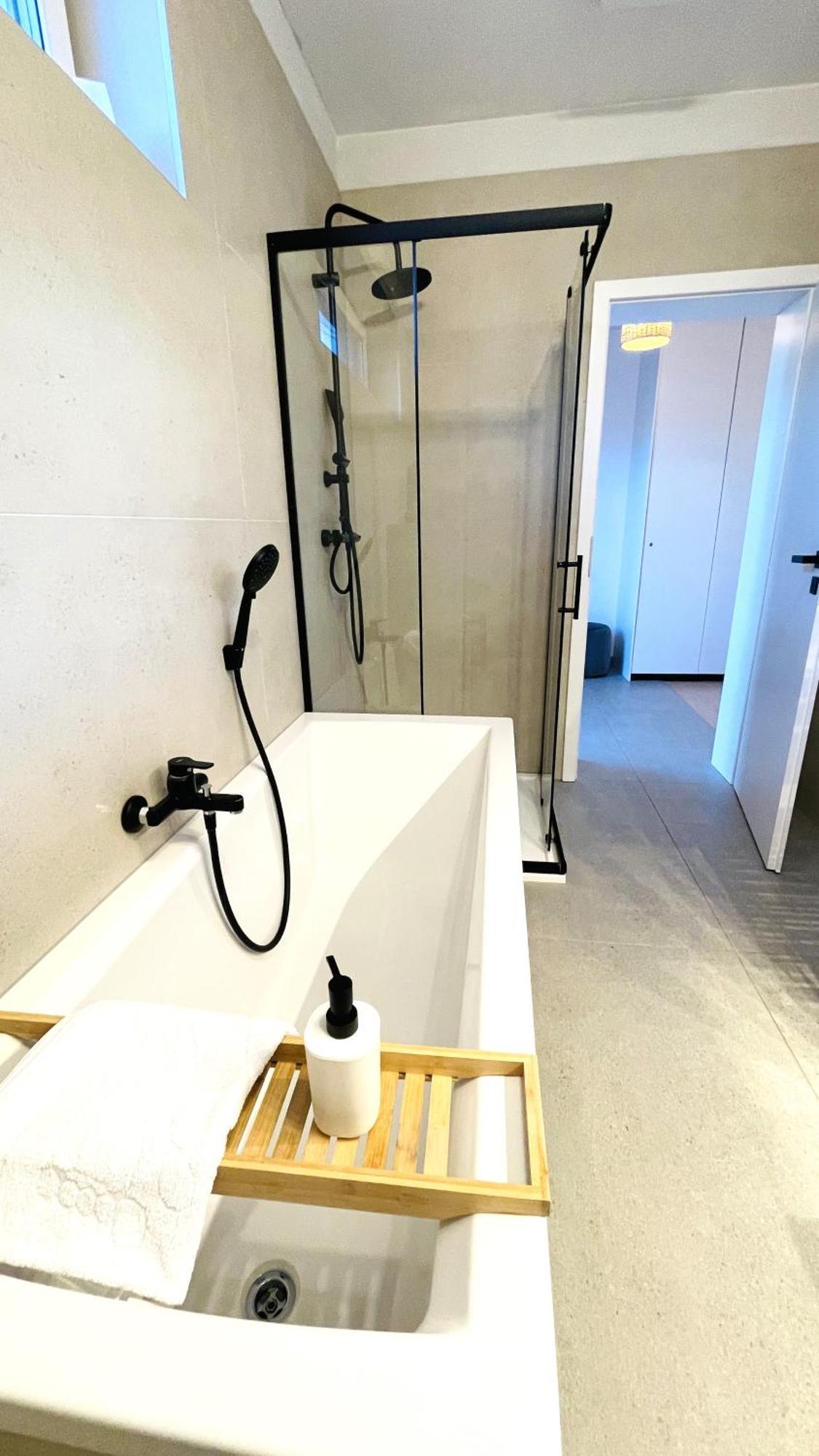 House Flow, 3 Room, Free 2 Parking 布拉迪斯拉发 外观 照片